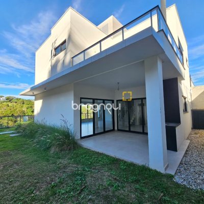 Casa com 238m², 3 quartos (sendo 3 suítes), 2 garagens, no bairro João Paulo em Florianópolis