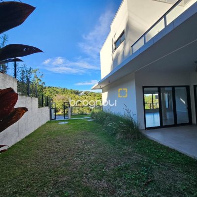 Casa com 238m², 3 quartos (sendo 3 suítes), 2 garagens, no bairro João Paulo em Florianópolis