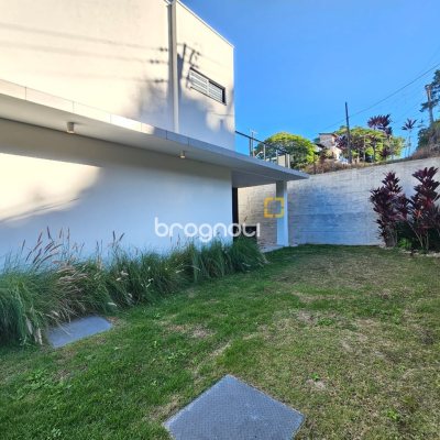 Casa com 238m², 3 quartos (sendo 3 suítes), 2 garagens, no bairro João Paulo em Florianópolis