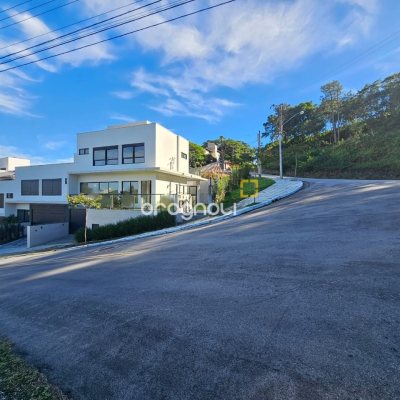 Casa com 238m², 3 quartos (sendo 3 suítes), 2 garagens, no bairro João Paulo em Florianópolis