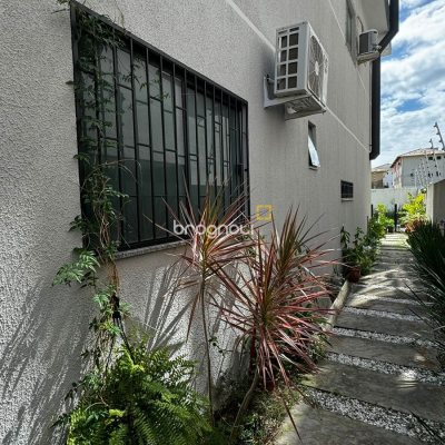 Casa com 120m², 3 quartos (sendo 1 suíte), 2 garagens, no bairro Ingleses do Rio Vermelho em Florianópolis