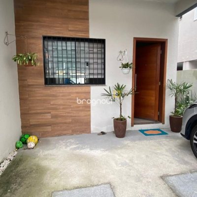 Casa com 120m², 3 quartos (sendo 1 suíte), 2 garagens, no bairro Ingleses do Rio Vermelho em Florianópolis