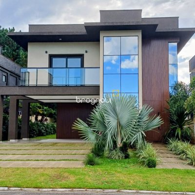 Casa de Condomínio com 260m², 4 quartos (sendo 3 suítes), 2 garagens, no bairro São João do Rio Vermelho em Florianópolis