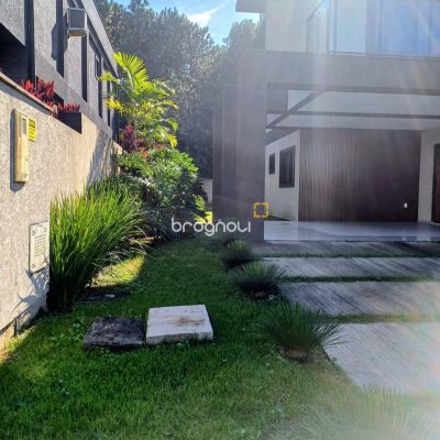 Casa de Condomínio com 260m², 4 quartos (sendo 3 suítes), 2 garagens, no bairro São João do Rio Vermelho em Florianópolis