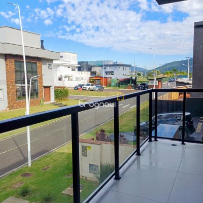 Casa de Condomínio com 260m², 4 quartos (sendo 3 suítes), 2 garagens, no bairro São João do Rio Vermelho em Florianópolis