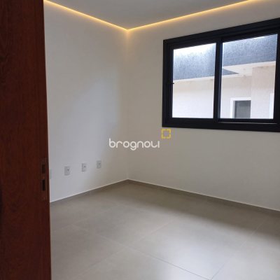 Casa de Condomínio com 260m², 4 quartos (sendo 3 suítes), 2 garagens, no bairro São João do Rio Vermelho em Florianópolis