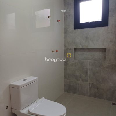 Casa de Condomínio com 260m², 4 quartos (sendo 3 suítes), 2 garagens, no bairro São João do Rio Vermelho em Florianópolis