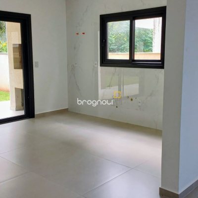 Casa de Condomínio com 260m², 4 quartos (sendo 3 suítes), 2 garagens, no bairro São João do Rio Vermelho em Florianópolis