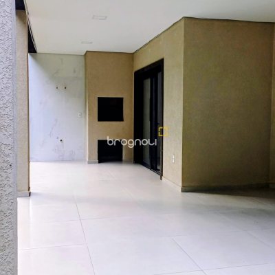 Casa de Condomínio com 260m², 4 quartos (sendo 3 suítes), 2 garagens, no bairro São João do Rio Vermelho em Florianópolis