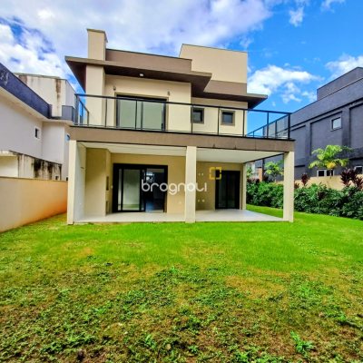 Casa de Condomínio com 260m², 4 quartos (sendo 3 suítes), 2 garagens, no bairro São João do Rio Vermelho em Florianópolis