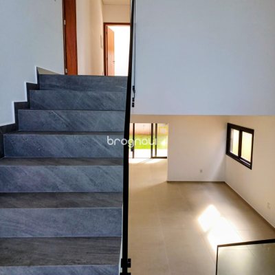 Casa de Condomínio com 260m², 4 quartos (sendo 3 suítes), 2 garagens, no bairro São João do Rio Vermelho em Florianópolis