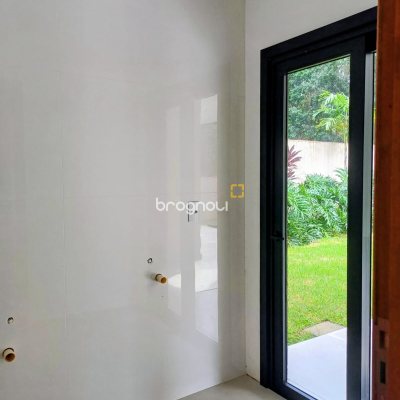 Casa de Condomínio com 260m², 4 quartos (sendo 3 suítes), 2 garagens, no bairro São João do Rio Vermelho em Florianópolis