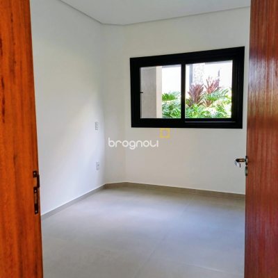 Casa de Condomínio com 260m², 4 quartos (sendo 3 suítes), 2 garagens, no bairro São João do Rio Vermelho em Florianópolis