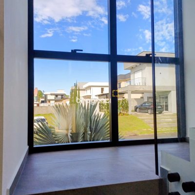Casa de Condomínio com 260m², 4 quartos (sendo 3 suítes), 2 garagens, no bairro São João do Rio Vermelho em Florianópolis