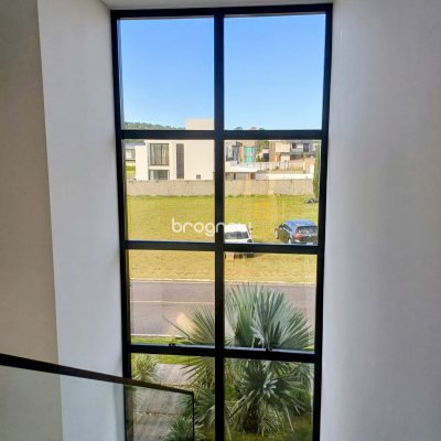 Casa de Condomínio com 260m², 4 quartos (sendo 3 suítes), 2 garagens, no bairro São João do Rio Vermelho em Florianópolis