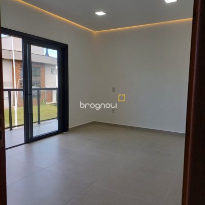 Casa de Condomínio com 260m², 4 quartos (sendo 3 suítes), 2 garagens, no bairro São João do Rio Vermelho em Florianópolis