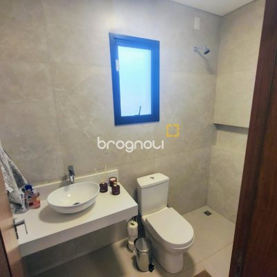 Casa com 200m², 4 quartos (sendo 1 suíte), 4 garagens, no bairro Córrego Grande em Florianópolis
