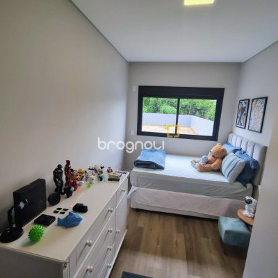 Casa com 200m², 4 quartos (sendo 1 suíte), 4 garagens, no bairro Córrego Grande em Florianópolis
