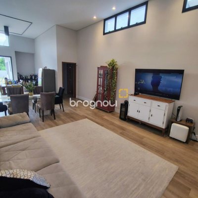 Casa com 200m², 4 quartos (sendo 1 suíte), 4 garagens, no bairro Córrego Grande em Florianópolis