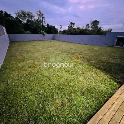 Casa com 200m², 4 quartos (sendo 1 suíte), 4 garagens, no bairro Córrego Grande em Florianópolis
