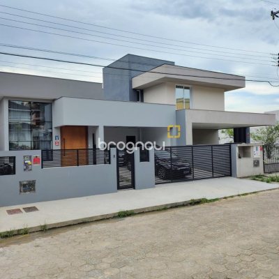 Casa com 200m², 4 quartos (sendo 1 suíte), 4 garagens, no bairro Córrego Grande em Florianópolis