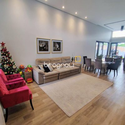 Casa com 200m², 4 quartos (sendo 1 suíte), 4 garagens, no bairro Córrego Grande em Florianópolis