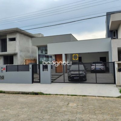 Casa com 200m², 4 quartos (sendo 1 suíte), 4 garagens, no bairro Córrego Grande em Florianópolis