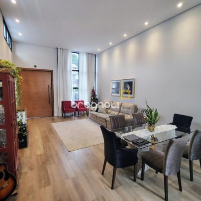 Casa com 200m², 4 quartos (sendo 1 suíte), 4 garagens, no bairro Córrego Grande em Florianópolis