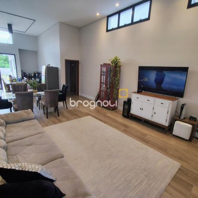 Casa com 200m², 4 quartos (sendo 1 suíte), 4 garagens, no bairro Córrego Grande em Florianópolis