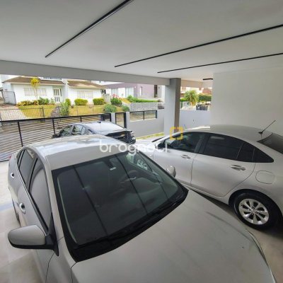Casa com 200m², 4 quartos (sendo 1 suíte), 4 garagens, no bairro Córrego Grande em Florianópolis