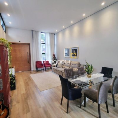 Casa com 200m², 4 quartos (sendo 1 suíte), 4 garagens, no bairro Córrego Grande em Florianópolis
