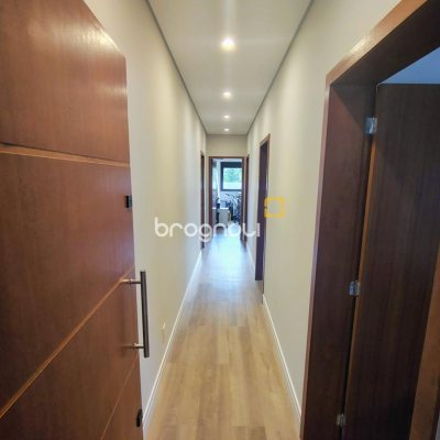 Casa com 200m², 4 quartos (sendo 1 suíte), 4 garagens, no bairro Córrego Grande em Florianópolis