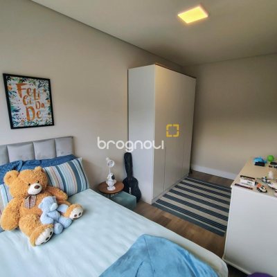 Casa com 200m², 4 quartos (sendo 1 suíte), 4 garagens, no bairro Córrego Grande em Florianópolis