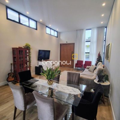 Casa com 200m², 4 quartos (sendo 1 suíte), 4 garagens, no bairro Córrego Grande em Florianópolis