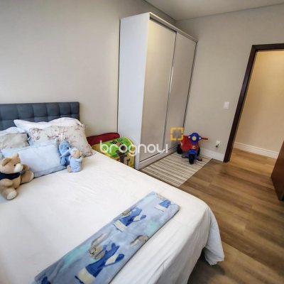Casa com 200m², 4 quartos (sendo 1 suíte), 4 garagens, no bairro Córrego Grande em Florianópolis
