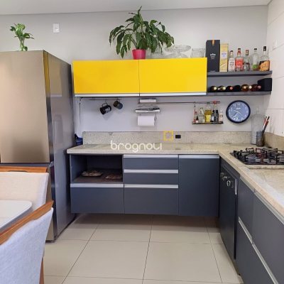 Casa com 103m², 2 quartos (sendo 2 suítes), 1 garagem, no bairro São João do Rio Vermelho em Florianópolis