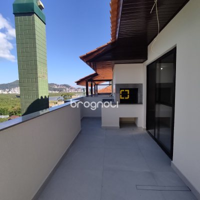 Cobertura com 183m², 3 quartos (sendo 1 suíte), 2 garagens, no bairro João Paulo em Florianópolis