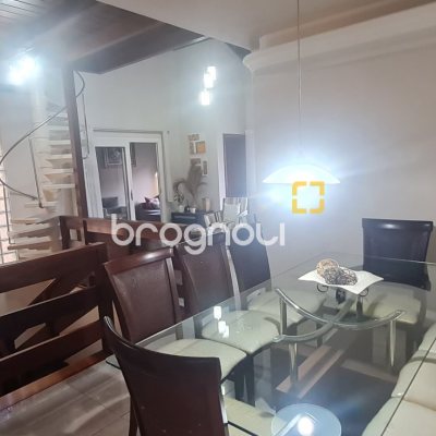 Casa com 249m², 4 quartos (sendo 2 suítes), 3 garagens, no bairro Coqueiros em Florianópolis