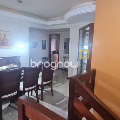 Casa com 249m², 4 quartos (sendo 2 suítes), 3 garagens, no bairro Coqueiros em Florianópolis