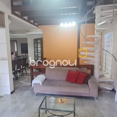 Casa com 249m², 4 quartos (sendo 2 suítes), 3 garagens, no bairro Coqueiros em Florianópolis