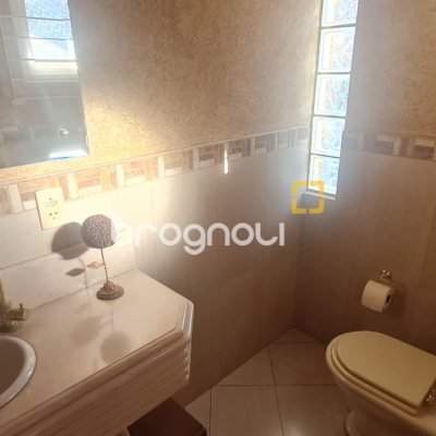 Casa com 249m², 4 quartos (sendo 2 suítes), 3 garagens, no bairro Coqueiros em Florianópolis