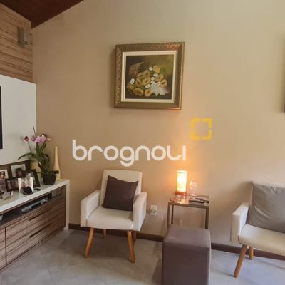 Casa com 249m², 4 quartos (sendo 2 suítes), 3 garagens, no bairro Coqueiros em Florianópolis