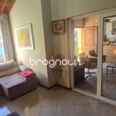 Casa com 249m², 4 quartos (sendo 2 suítes), 3 garagens, no bairro Coqueiros em Florianópolis