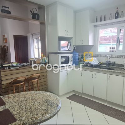 Casa com 249m², 4 quartos (sendo 2 suítes), 3 garagens, no bairro Coqueiros em Florianópolis
