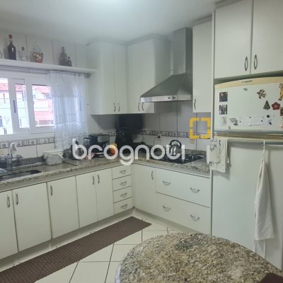 Casa com 249m², 4 quartos (sendo 2 suítes), 3 garagens, no bairro Coqueiros em Florianópolis