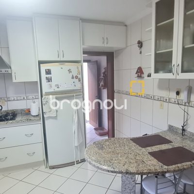 Casa com 249m², 4 quartos (sendo 2 suítes), 3 garagens, no bairro Coqueiros em Florianópolis