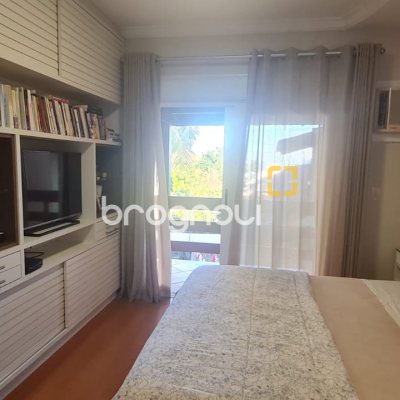 Casa com 249m², 4 quartos (sendo 2 suítes), 3 garagens, no bairro Coqueiros em Florianópolis