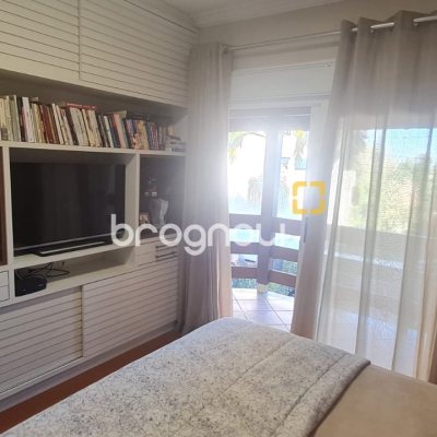 Casa com 249m², 4 quartos (sendo 2 suítes), 3 garagens, no bairro Coqueiros em Florianópolis