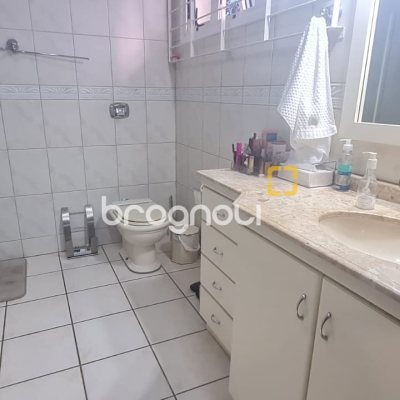 Casa com 249m², 4 quartos (sendo 2 suítes), 3 garagens, no bairro Coqueiros em Florianópolis