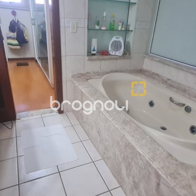 Casa com 249m², 4 quartos (sendo 2 suítes), 3 garagens, no bairro Coqueiros em Florianópolis